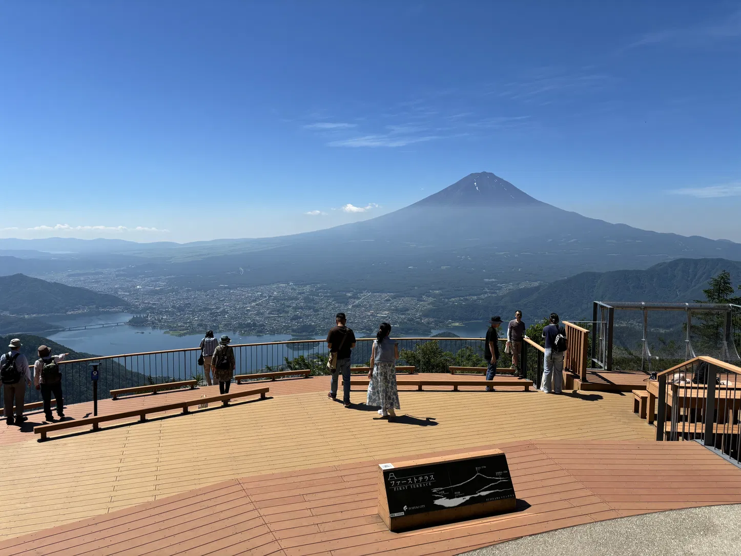 【最安値】河口湖駅前発着のツインテラス特別バスツアー