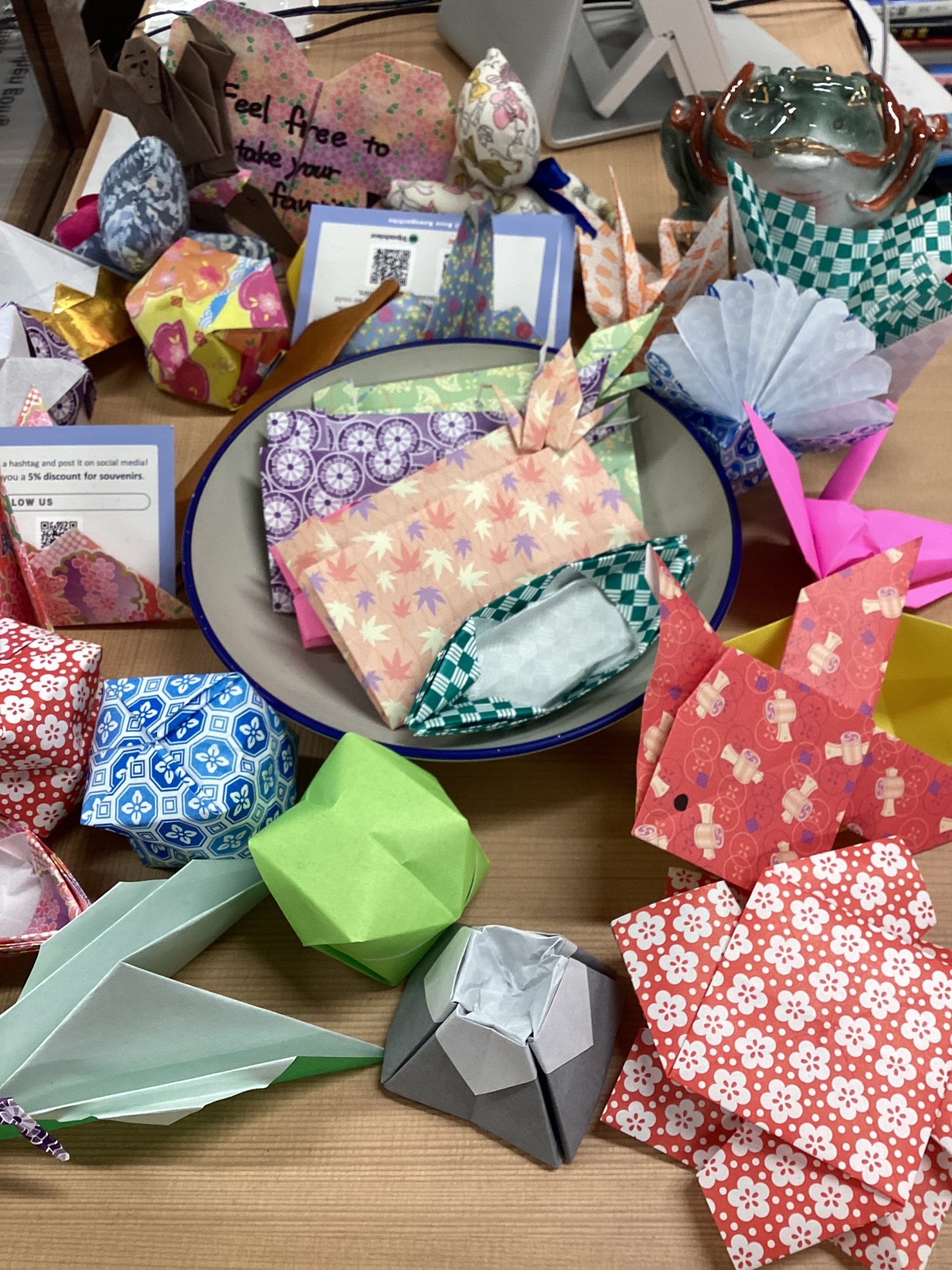 今日のカフェのひとこま💭／旅の思い出を彩る！心温まる国際交流と折り紙のおもてなし