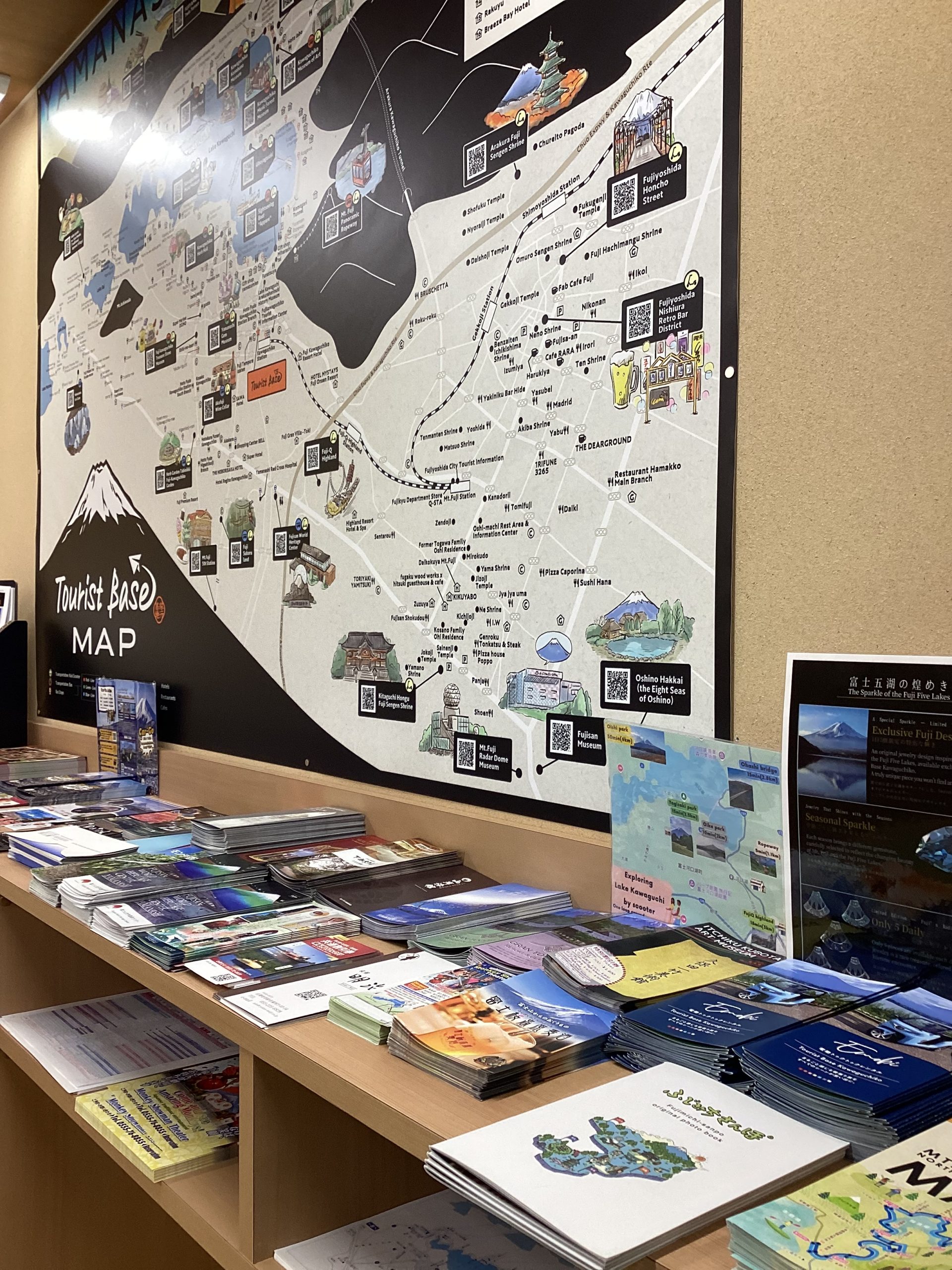 人気スポットの割引券も！パンフレットコーナーのご紹介