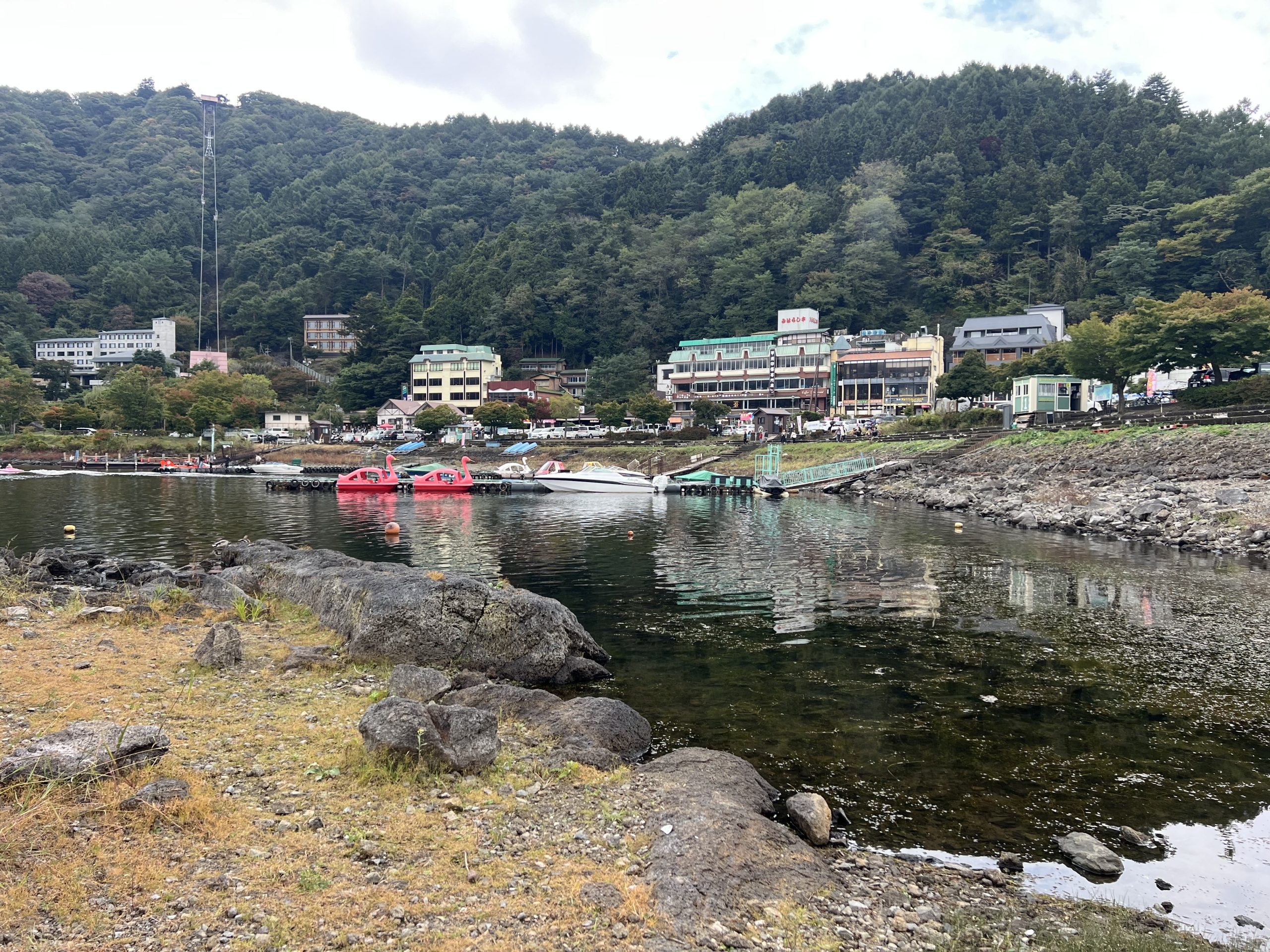🍁秋色に染まる絶景旅！河口湖おすすめ紅葉スポットまとめ【見頃・アクセス・写真映え】