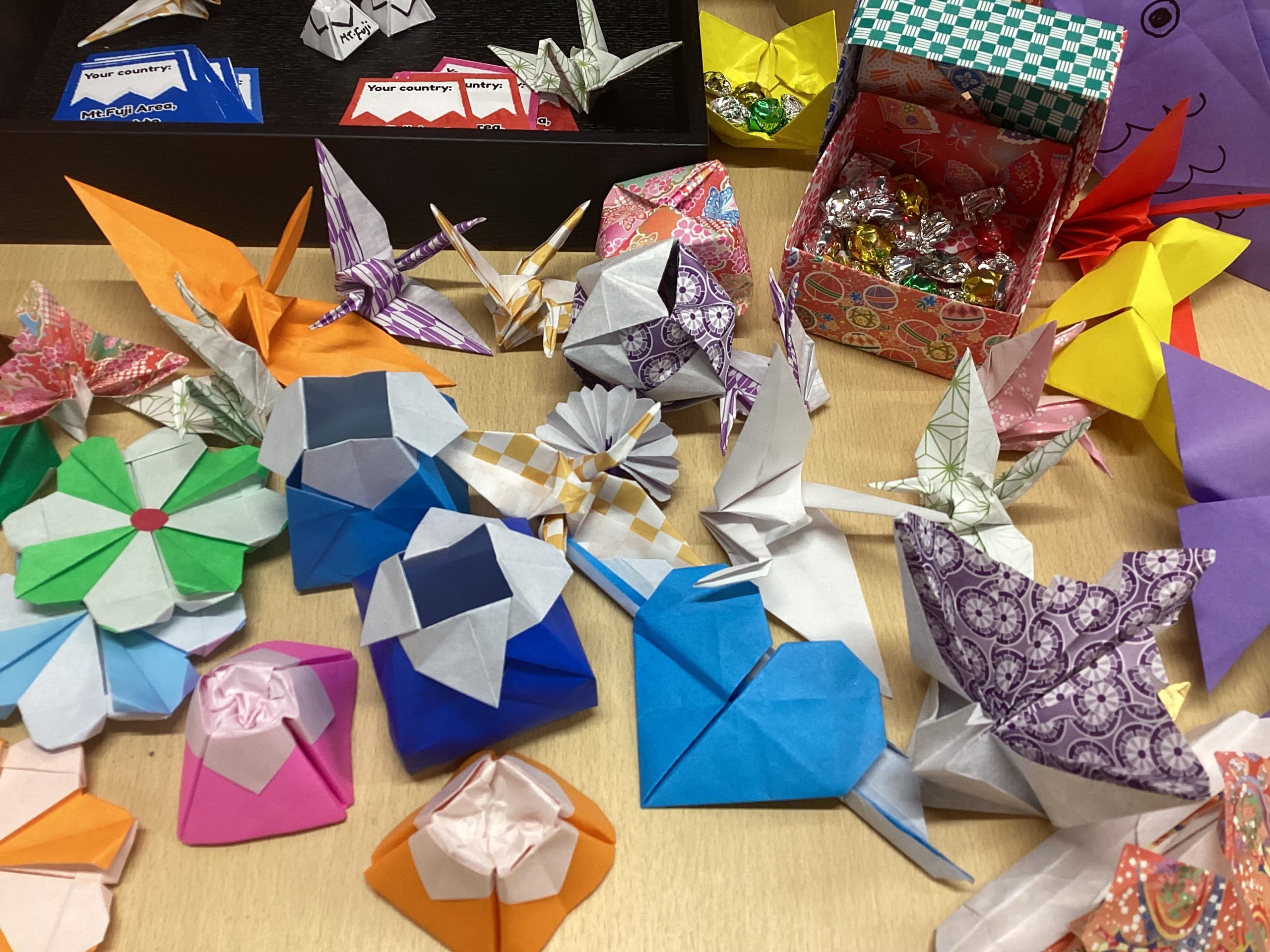 スタッフが作成！折り紙が観光客に大人気♪