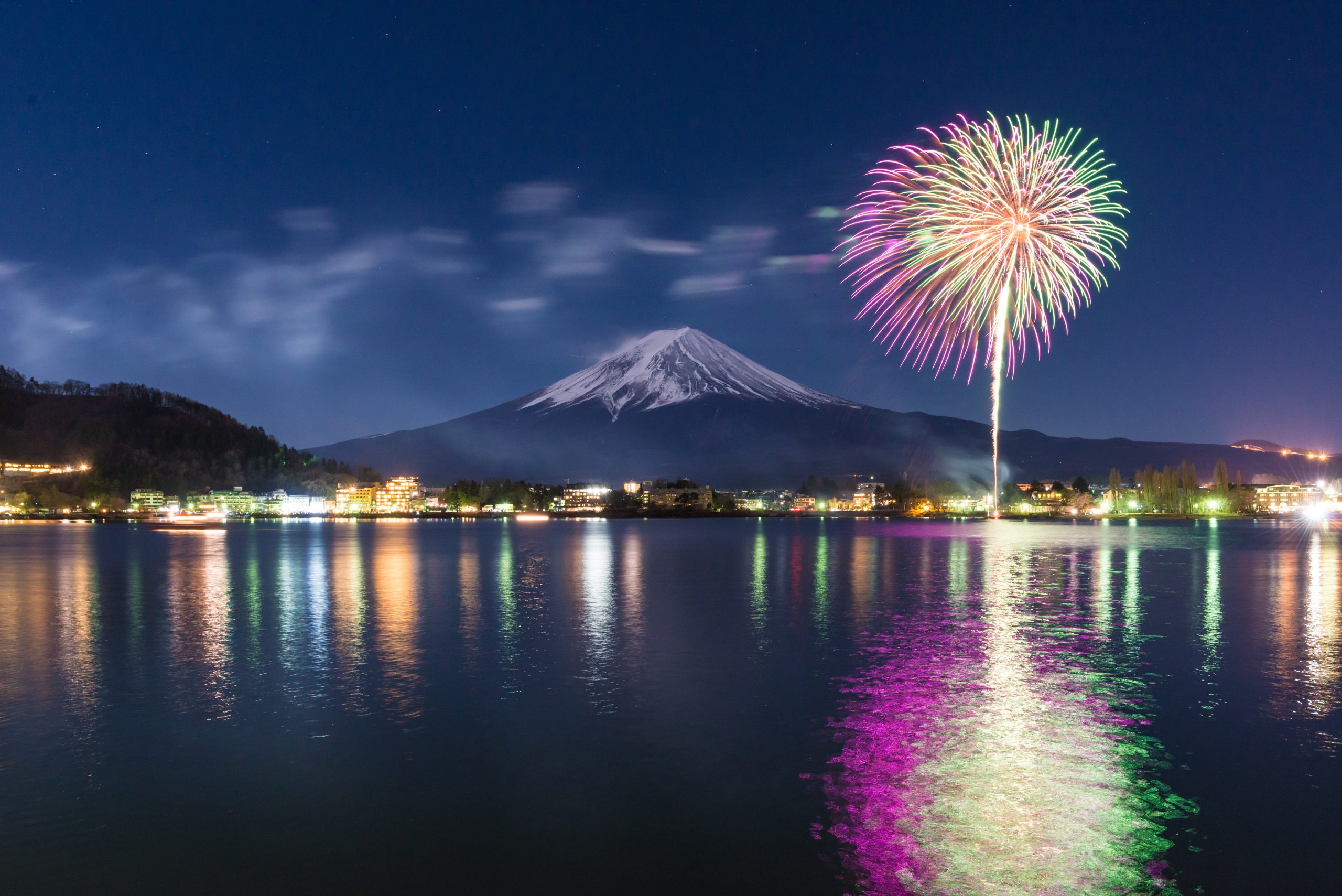 富士山麓・河口湖で開催される冬の花火イベント